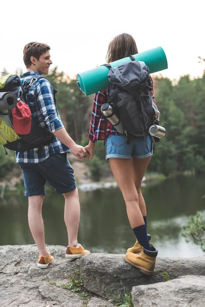 Couple on hiking trip — Stock Photo
