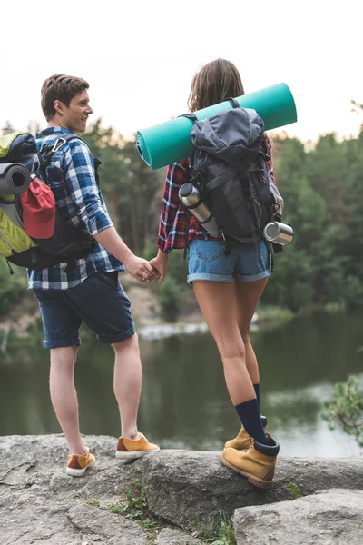 Pareja en excursión - foto de stock