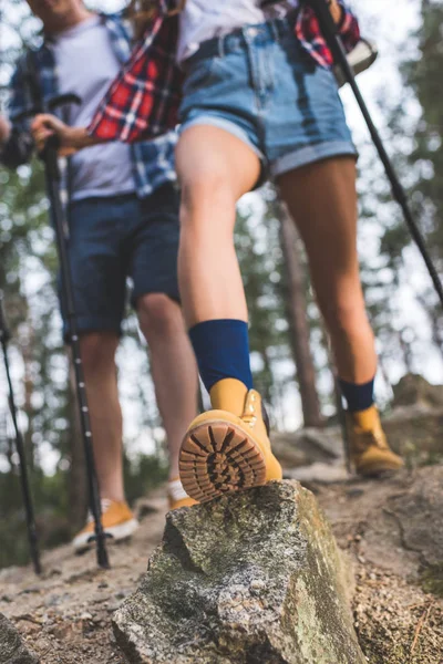 Casal em viagem de caminhada — Fotografia de Stock