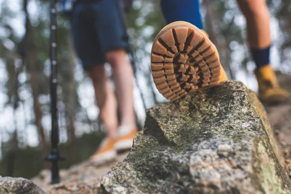 Stiefel steht auf Fels — Stockfoto