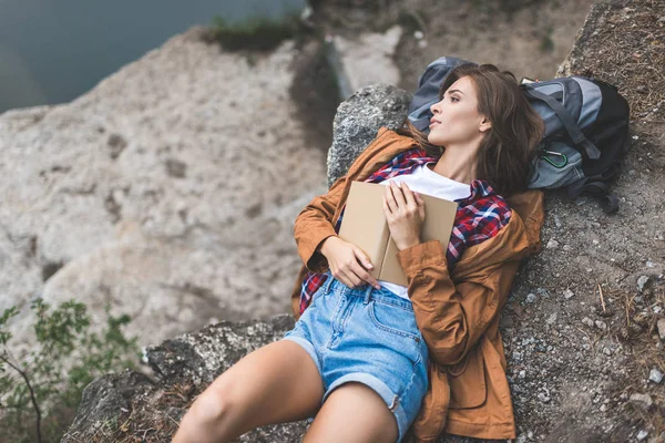 Mulher com livro sobre a natureza — Fotografia de Stock