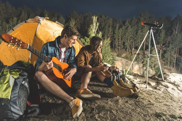 Hombre tocando la guitarra en viaje de senderismo - foto de stock