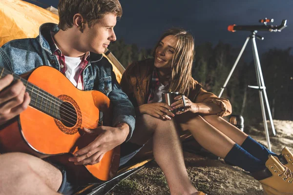 Hombre tocando la guitarra en viaje de senderismo - foto de stock