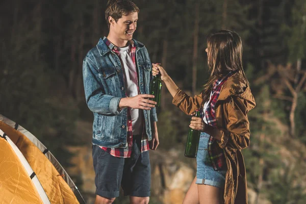 Couple partageant la bière en randonnée — Photo de stock