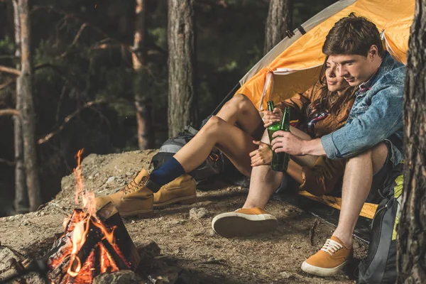 Couple on hiking trip drinking beer — Stock Photo