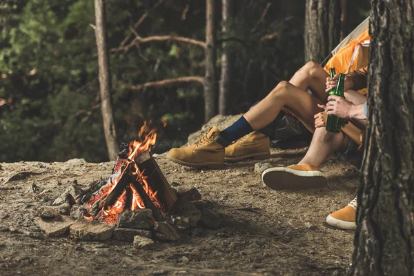 Couple on hiking trip drinking beer — Stock Photo