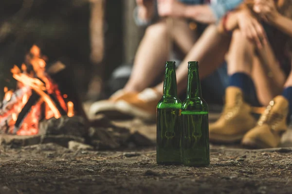 Garrafas de cerveja ao lado da fogueira — Fotografia de Stock