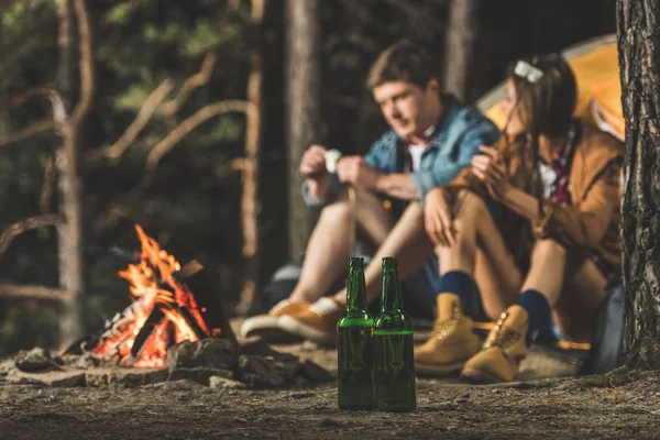 Paar sitzt neben Wanderzelt — Stockfoto