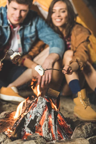 Couple roasting marshmallow — Stock Photo