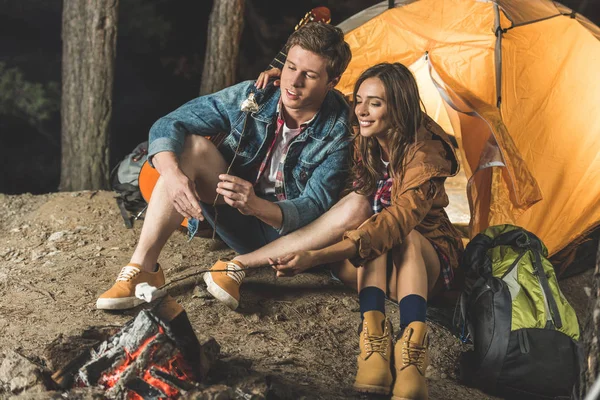 Couple roasting marshmallow — Stock Photo