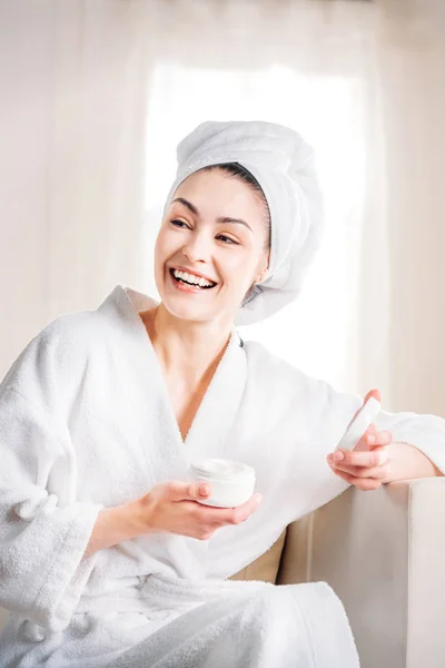 Mujer abriendo tarro de crema - foto de stock