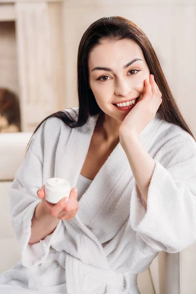 Donna in possesso di vaso di crema — Foto stock