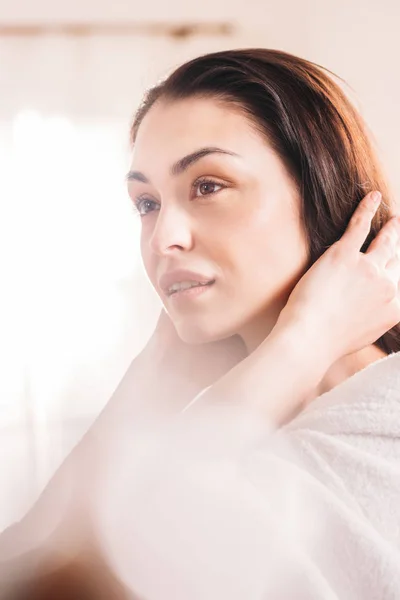 Jeune femme à la peau rosée — Photo de stock