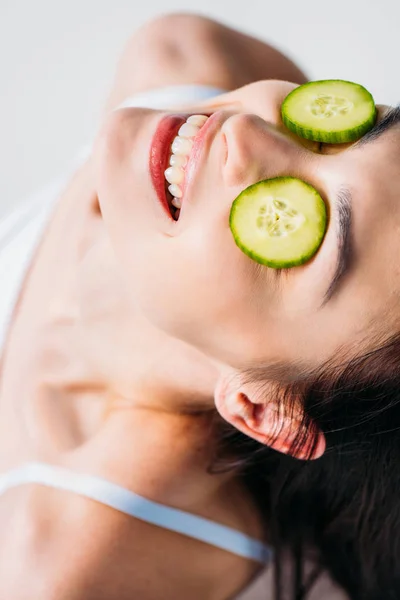 Lächelnde Frau mit Gurken-Augenmaske — Stockfoto