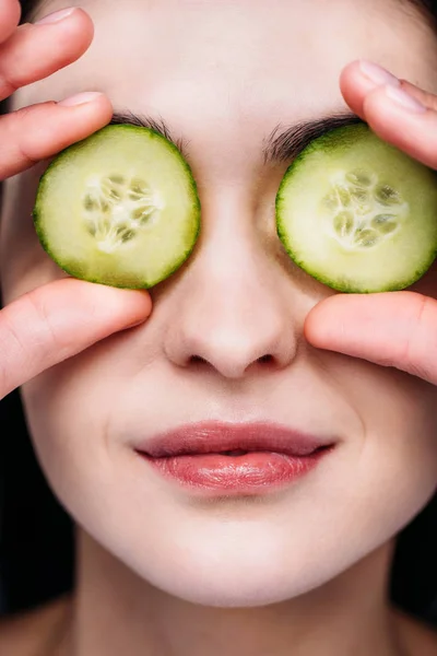 Mulher aplicando máscara olho de pepino — Fotografia de Stock