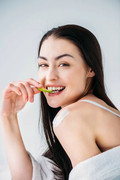 Donna sorridente mangiare fetta di cetriolo — Foto stock