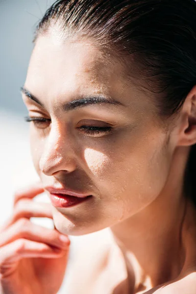 Mujer con gotitas en la cara - foto de stock