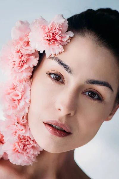 Donna attraente con mazzo di chiodi di garofano rosa — Foto stock