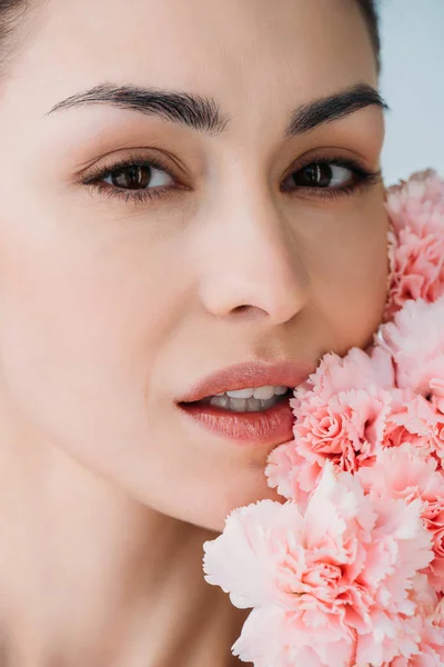 Frau mit frischer Haut posiert mit Blumen — Stockfoto
