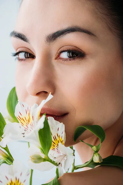 Hermosa mujer con lirios blancos - foto de stock