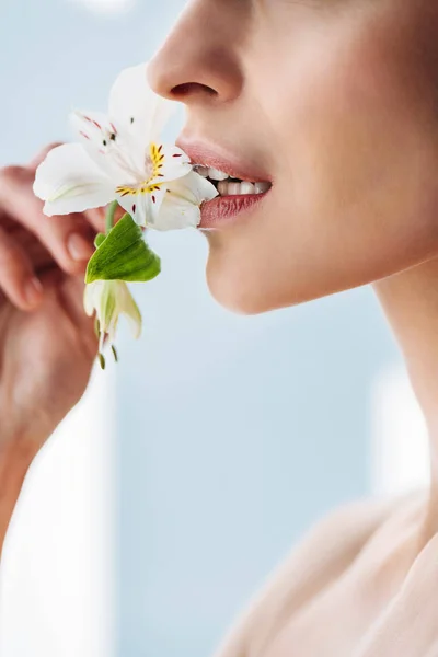 Woman with fresh skin with lily in lips — Stock Photo