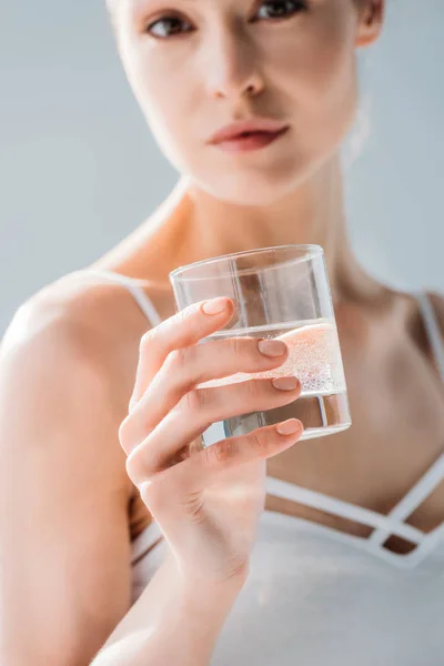 Mujer sosteniendo vaso de agua - foto de stock