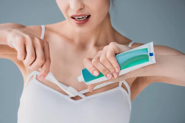 Frau drückt Zahnpasta auf Bürste — Stockfoto