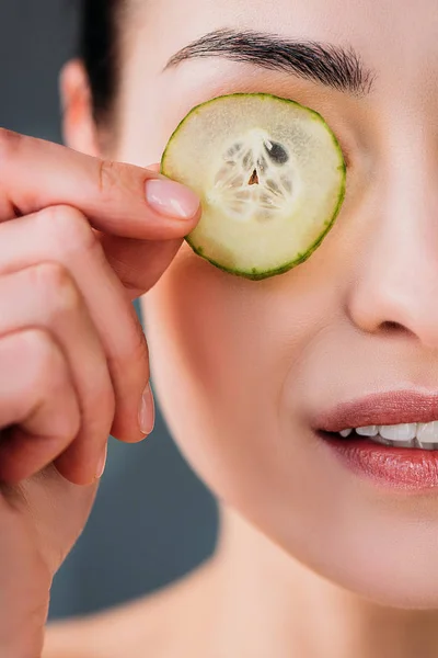 Frau mit Gurkenscheibe auf Auge — Stockfoto