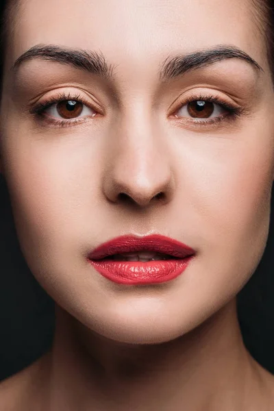 Mujer joven con labios rojos - foto de stock