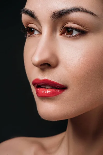 Jeune femme aux lèvres rouges — Photo de stock