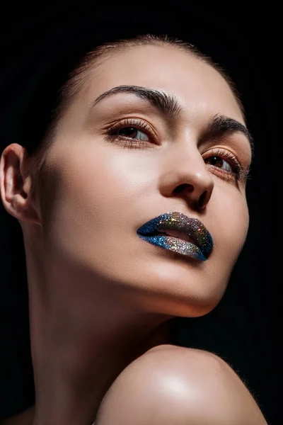 Giovane donna con labbra glitter — Foto stock
