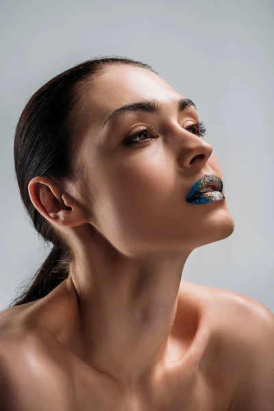 Mujer joven con labios brillantes - foto de stock