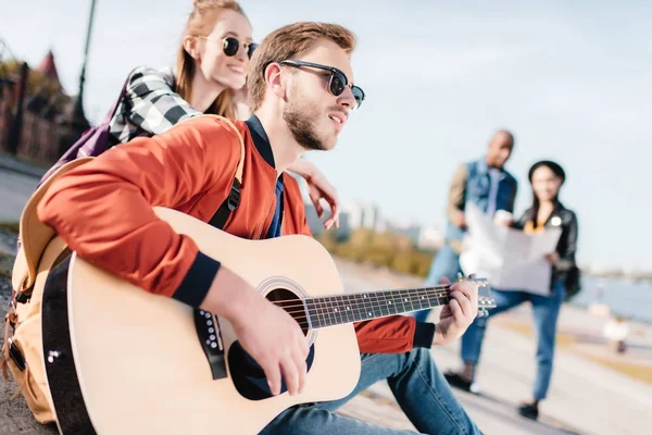 Mann spielt Gitarre — Stockfoto