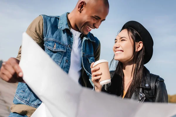 Pareja multicultural con mapa - foto de stock