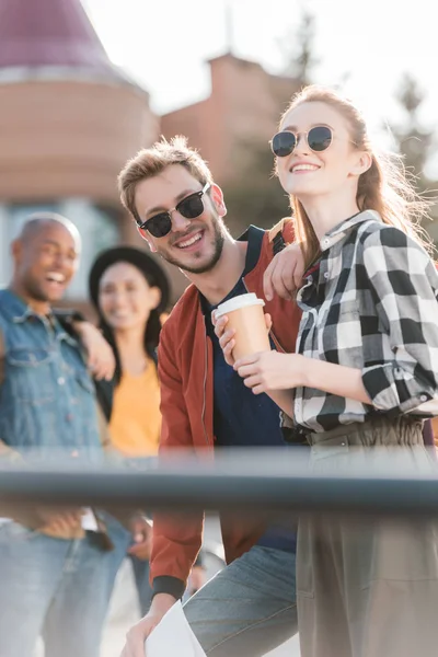 Amigos multiculturales felices - foto de stock