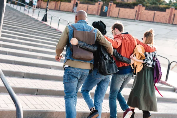 Amis multiculturels marchant dans la rue — Photo de stock