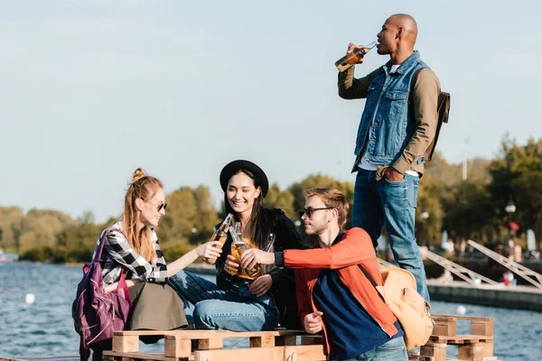 Amigos multiculturais com bebidas — Fotografia de Stock