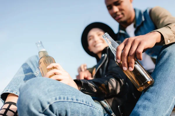 Pareja multicultural con bebidas - foto de stock