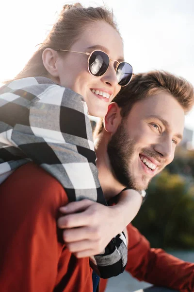 Heureux jeune couple amoureux — Photo de stock