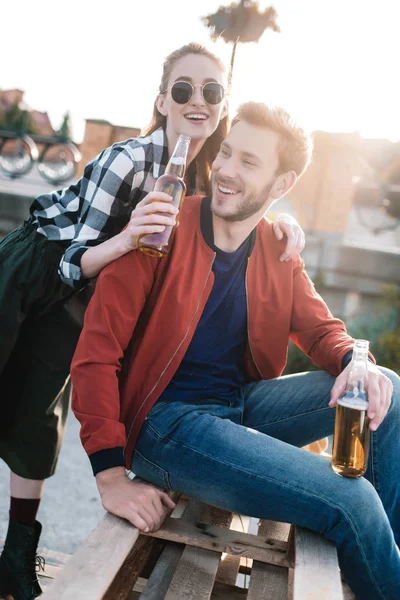 Pareja feliz con bebidas - foto de stock