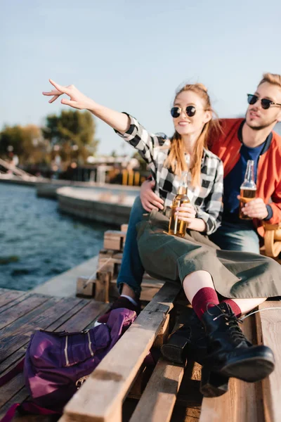 Pareja feliz con bebidas - foto de stock