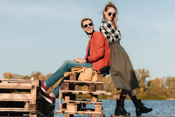 Glückliches Paar auf der Seebrücke — Stockfoto
