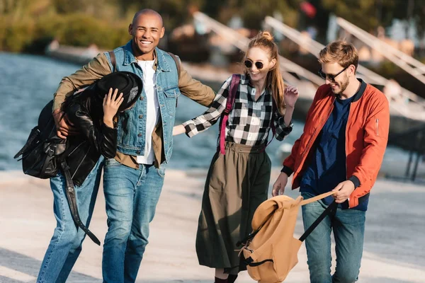 Amigos multiculturales - foto de stock