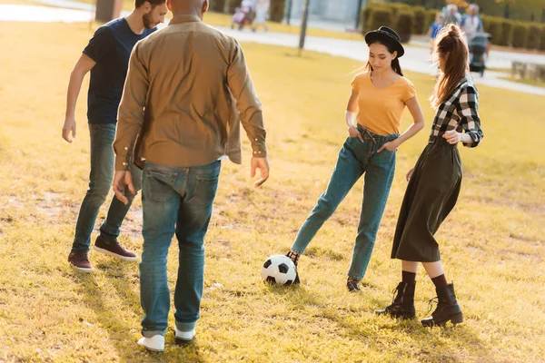 Amigos multiculturales jugando al fútbol - foto de stock