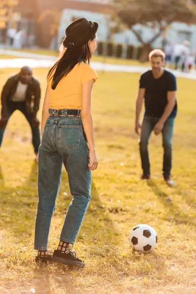 Amigos multiculturales jugando al fútbol - foto de stock