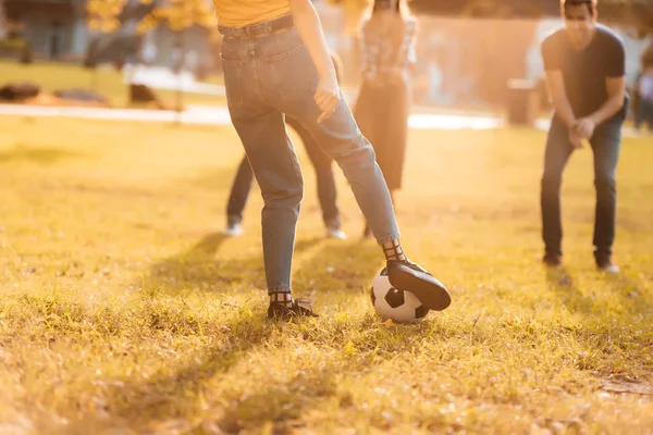 Друзі грають у футбол у парку — стокове фото