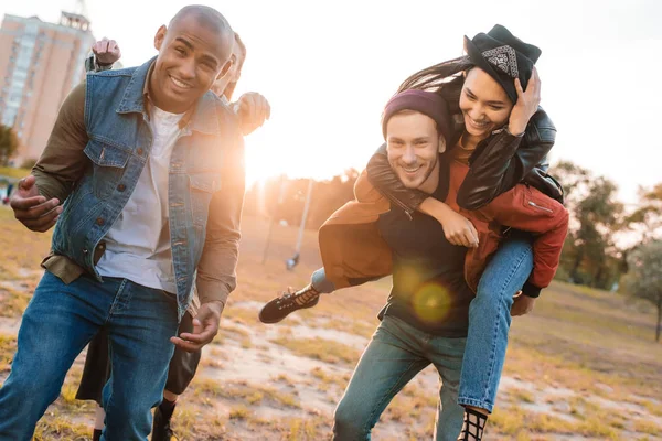 Amici multiculturali sorridenti nel parco — Foto stock