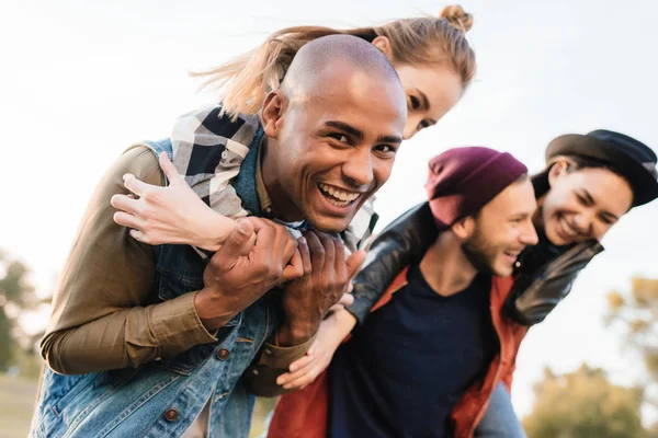 Glückliche Paare huckepack zusammen — Stockfoto