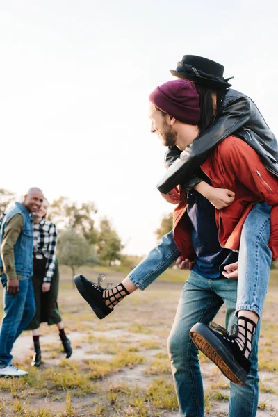 Мультикультурные друзья в парке — Stock Photo