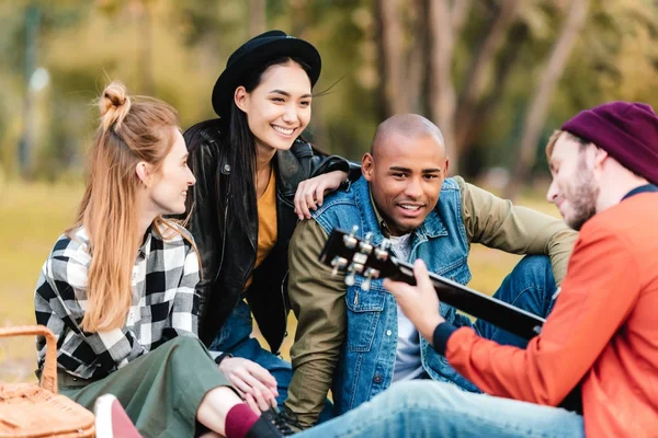 Multikulti-Freunde ruhen sich im Park aus — Stockfoto